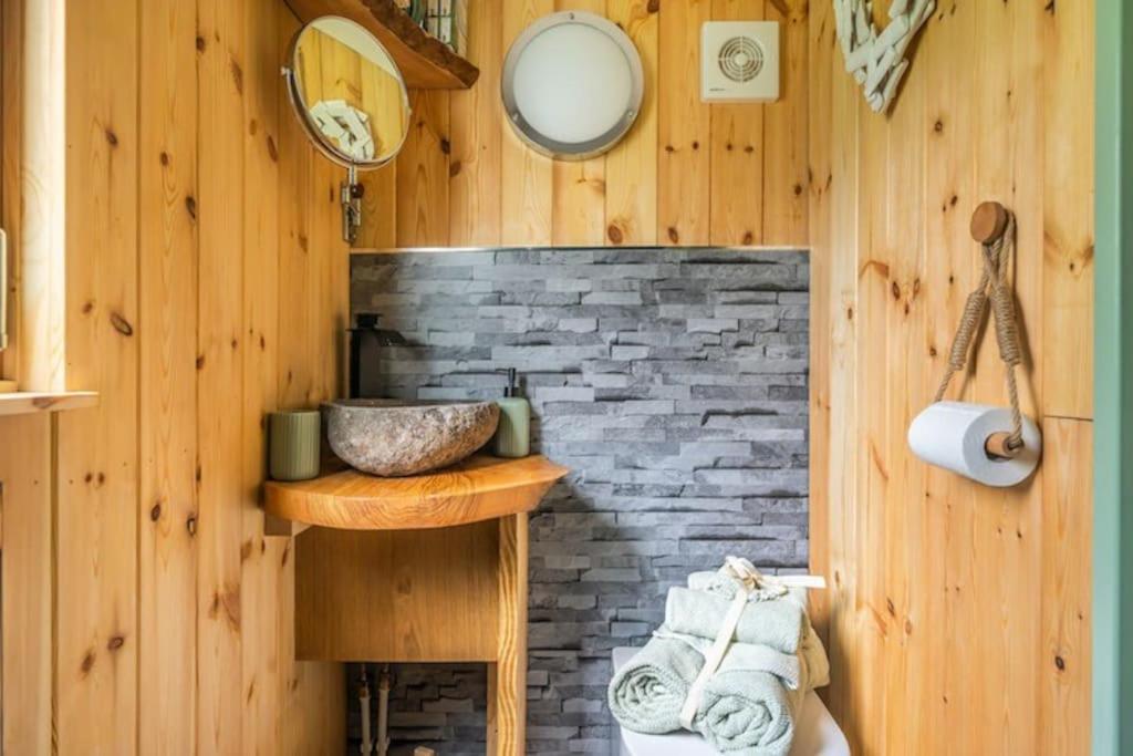 Spinney Retreats - 2 X Unique Shepherds Huts Dog Friendly Нортхамптън Екстериор снимка