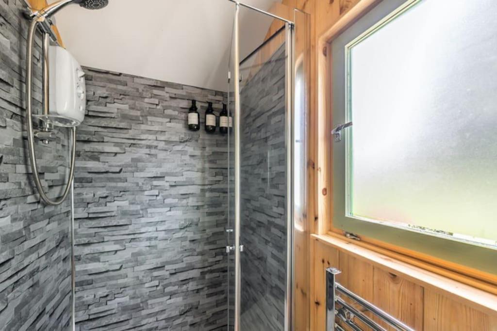 Spinney Retreats - 2 X Unique Shepherds Huts Dog Friendly Нортхамптън Екстериор снимка