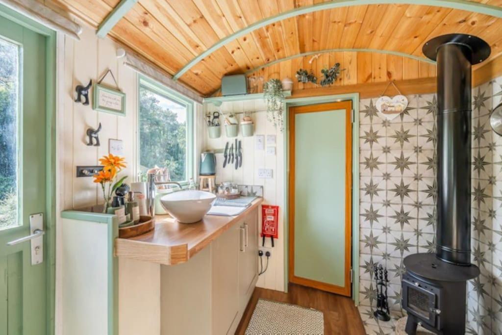 Spinney Retreats - 2 X Unique Shepherds Huts Dog Friendly Нортхамптън Екстериор снимка