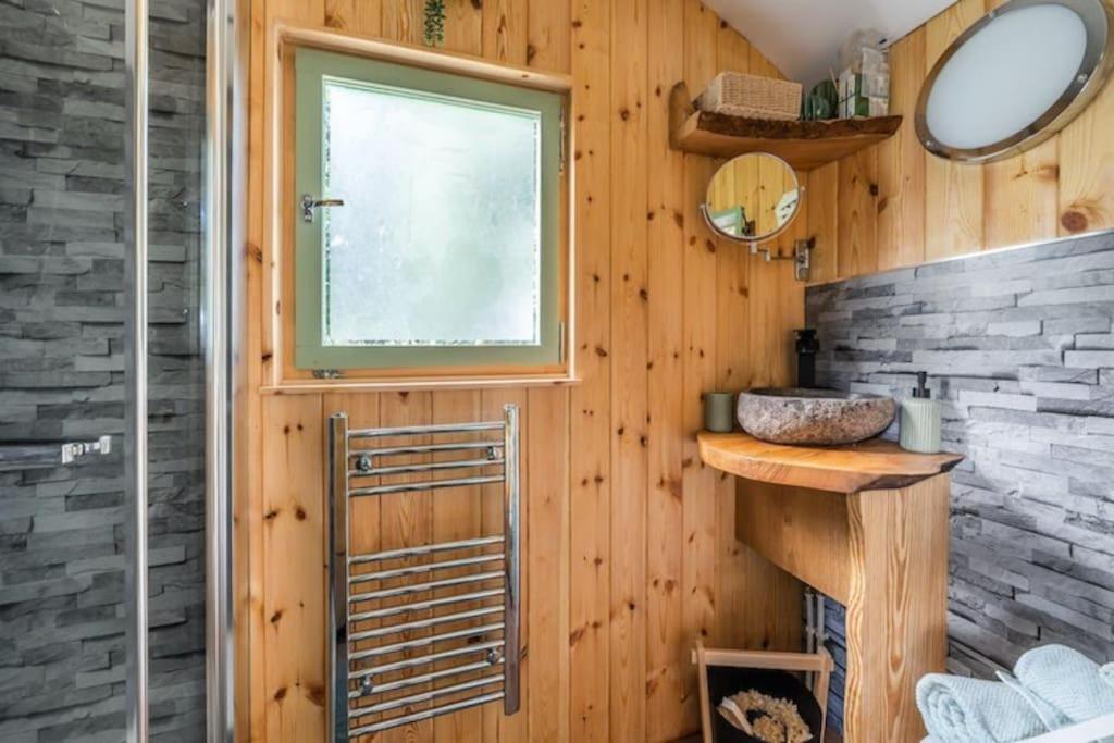 Spinney Retreats - 2 X Unique Shepherds Huts Dog Friendly Нортхамптън Екстериор снимка