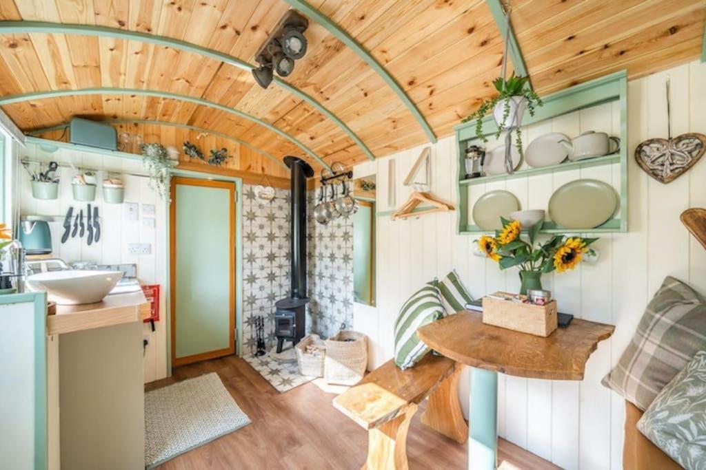 Spinney Retreats - 2 X Unique Shepherds Huts Dog Friendly Нортхамптън Екстериор снимка