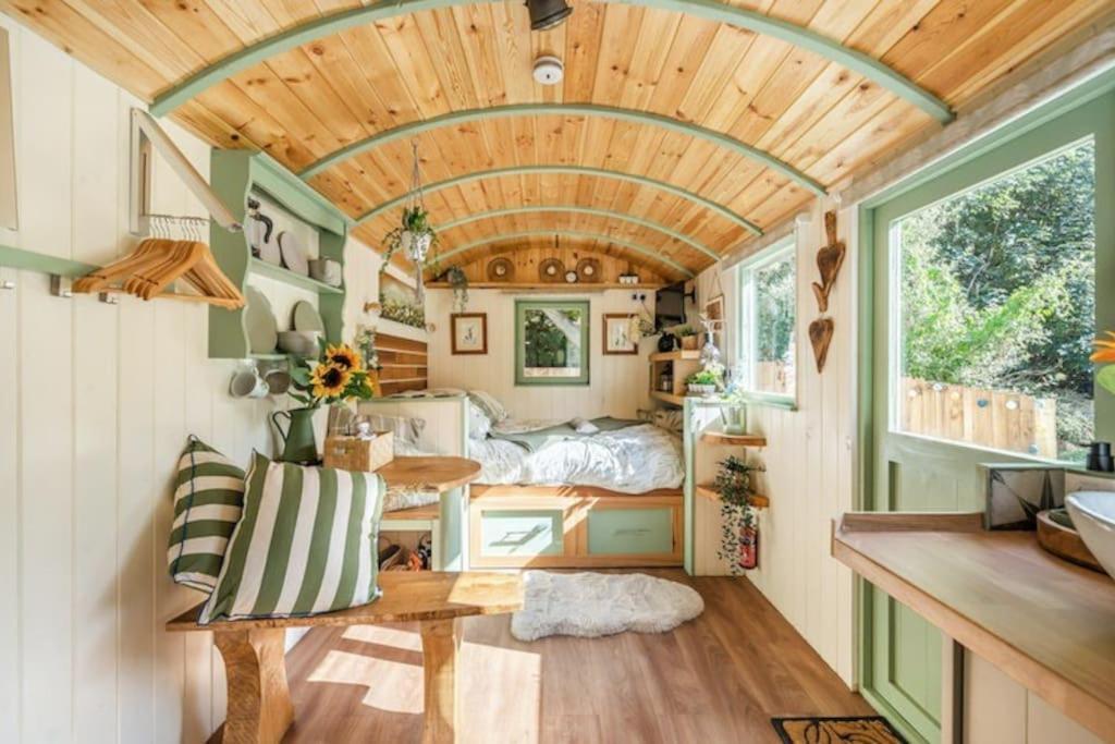 Spinney Retreats - 2 X Unique Shepherds Huts Dog Friendly Нортхамптън Екстериор снимка