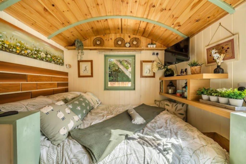 Spinney Retreats - 2 X Unique Shepherds Huts Dog Friendly Нортхамптън Екстериор снимка