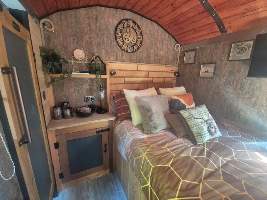 Spinney Retreats - 2 X Unique Shepherds Huts Dog Friendly Нортхамптън Екстериор снимка